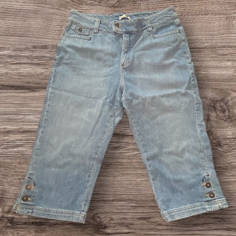 Light Wash Denim Capri‎ Pants With Button Accents & Back Pockets